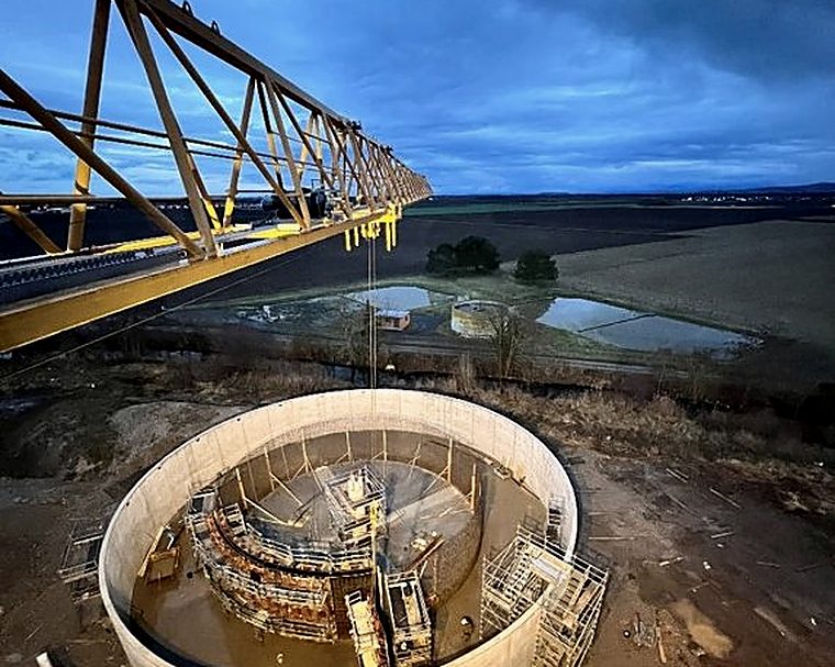 Cuve circulaire en béton armé sur un chantier Zwickert