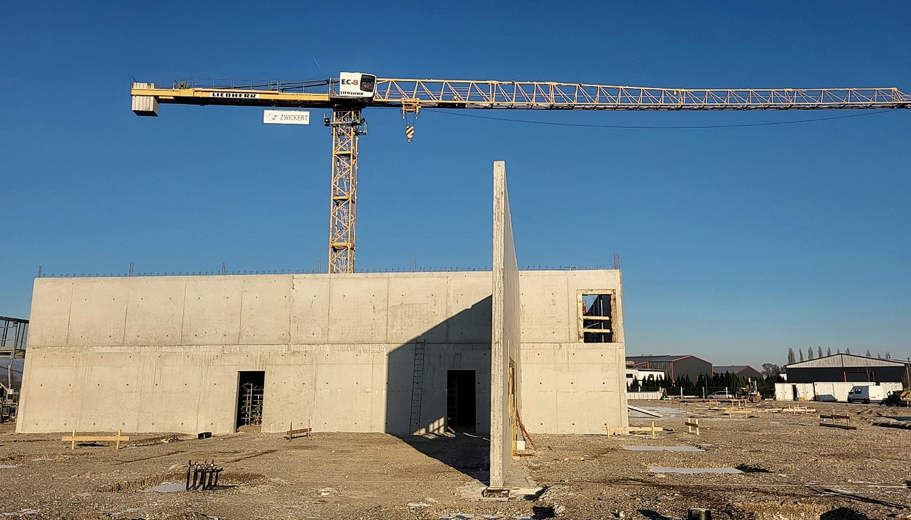 Chantier Zwickert : grue et voiles de béton armé
